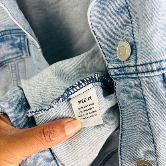 Fashion Nova Light Wash Crop Denim Jacket Size 1X - Picture 3 of 5
